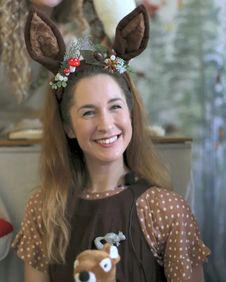 Andrea Kružliaková ako Srnka s bábkou srnky