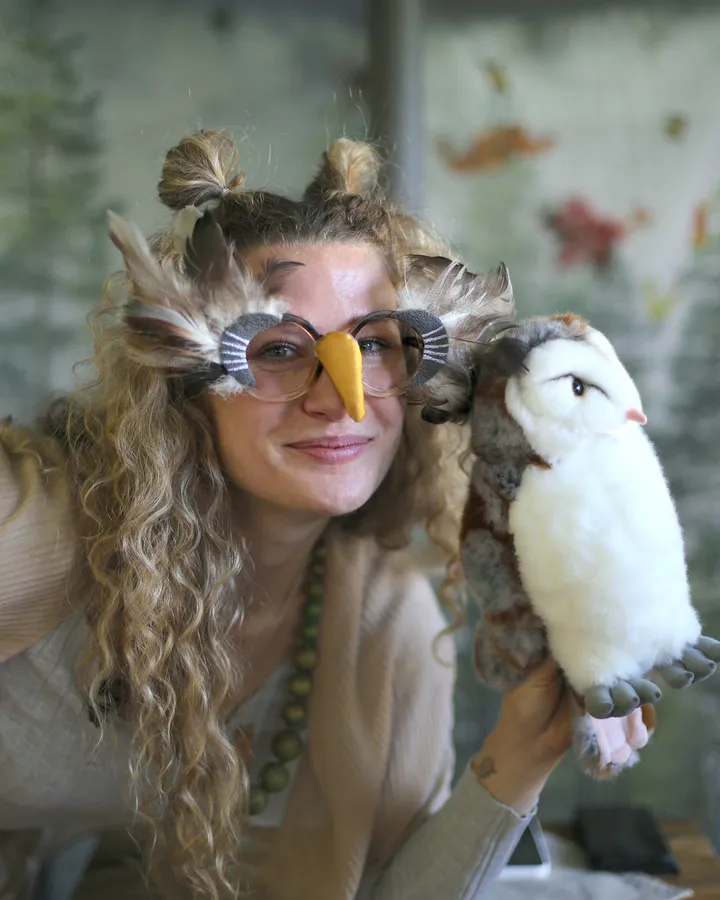 Kristína Uhlíková ako Sova s bábkou sovy